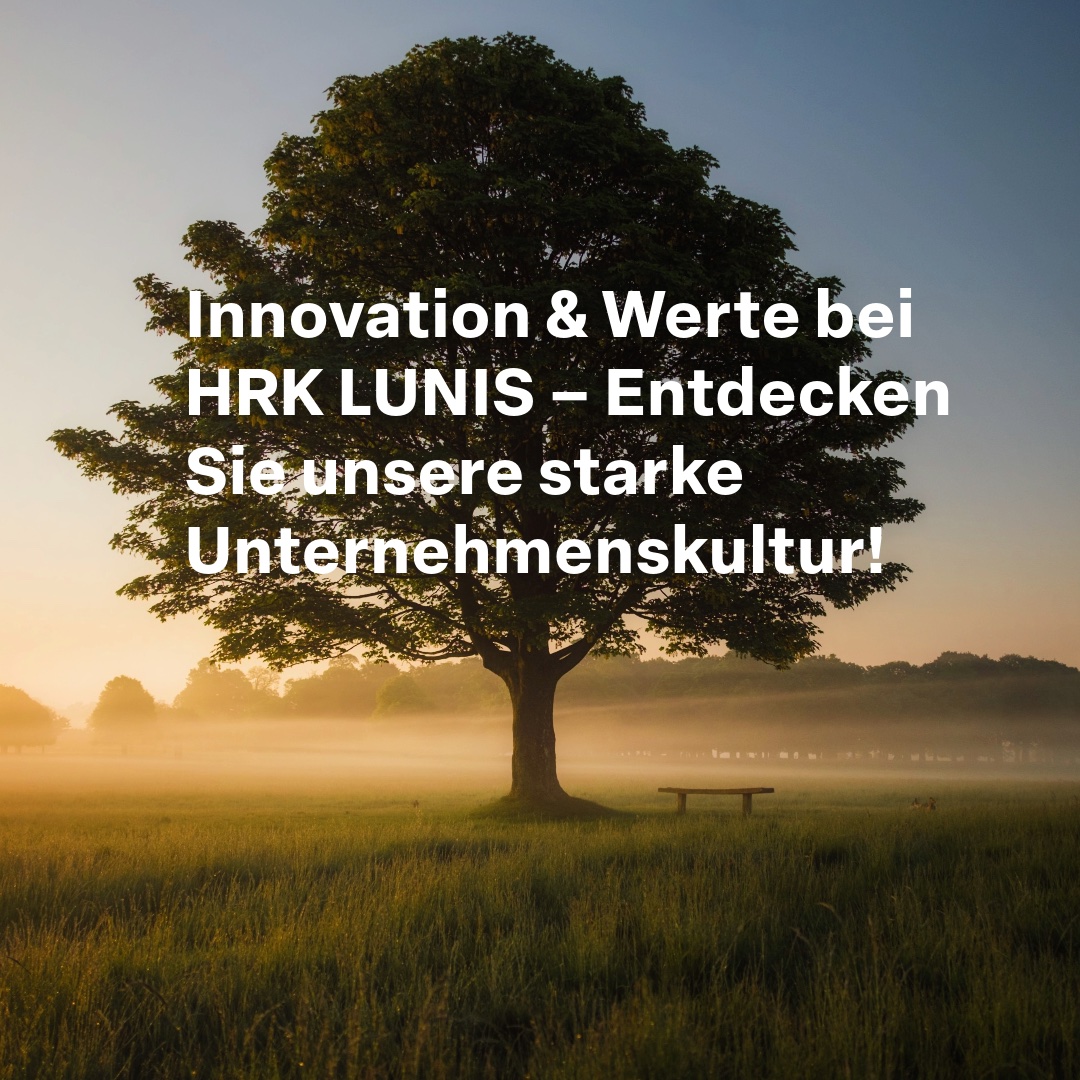 Im Hintergrund ein Baum in einer Landschaft, im Vordergrund Schriftzug "Innovation & Werte bei HRK LUNIS - Entdecken Sie unsere starke Unternehmenskultur!"