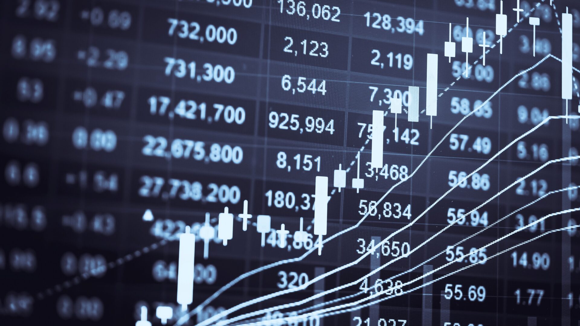 Im Hintergrund Zahlen und im Vordergrund ein Chart