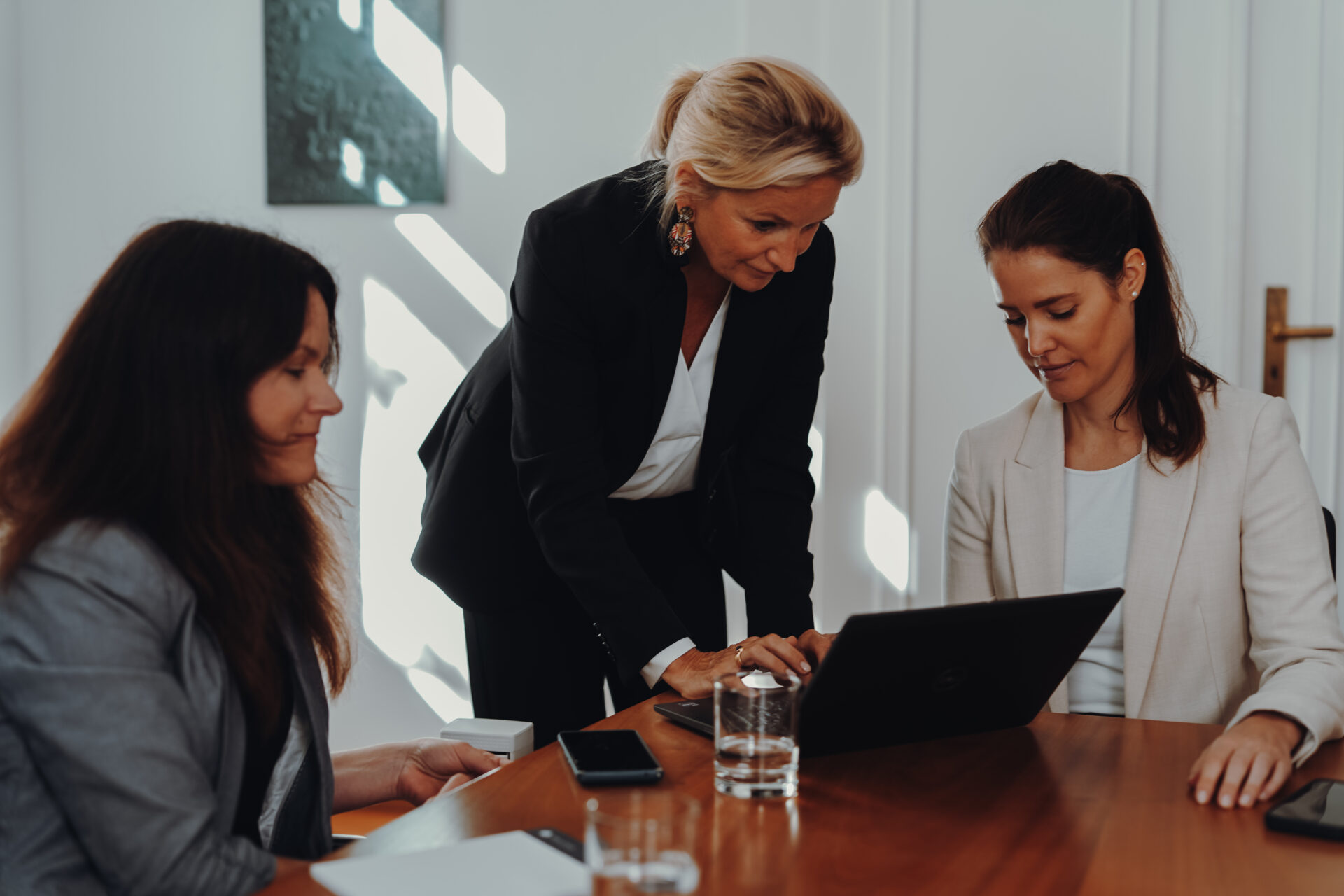 Drei Mitarbeiterinnen von HRK LUNIS bei Besprechung.