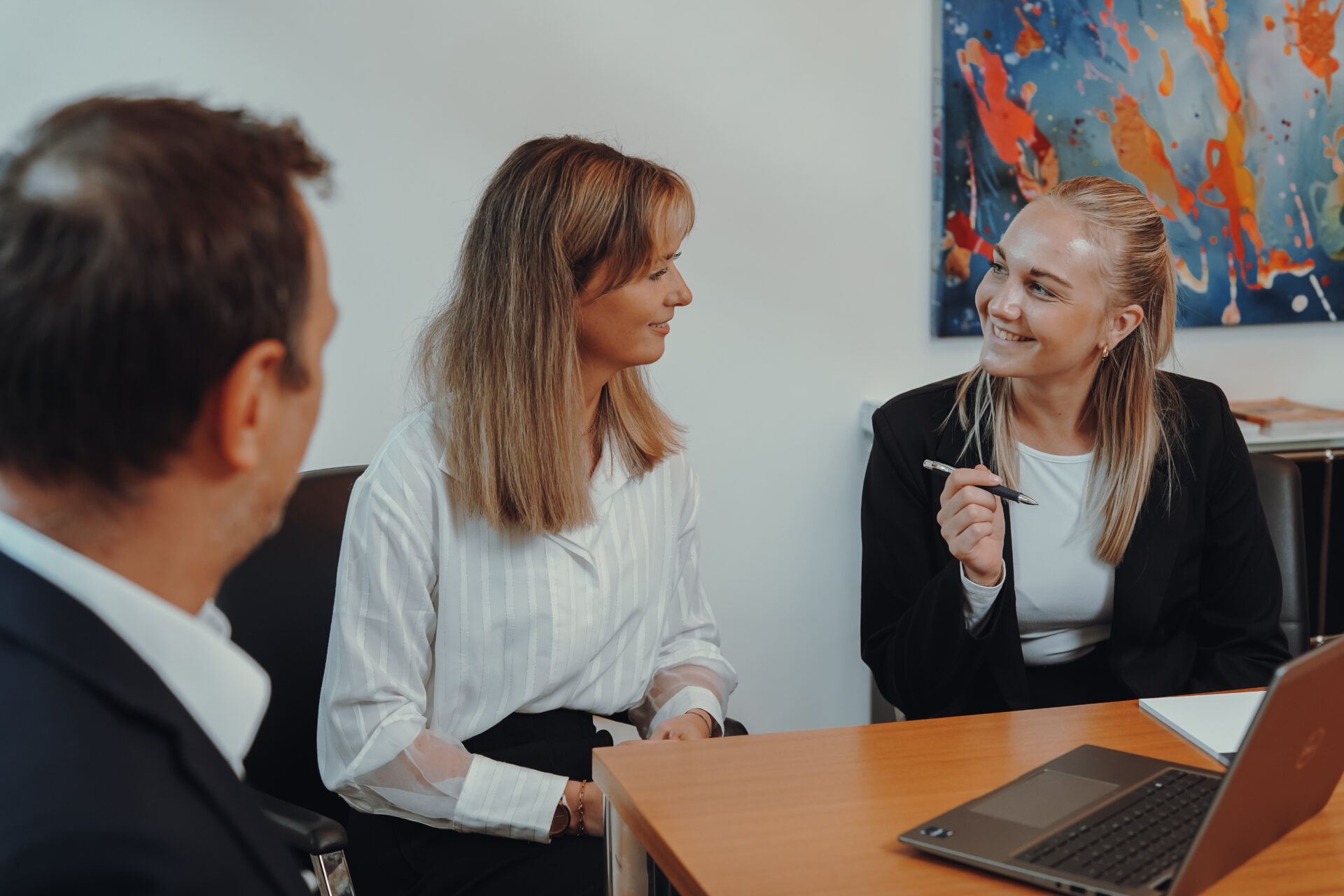 Drei HRK LUNIS-MItarbeiter:innen besprechen sich, zwei Frauen und ein Mann.