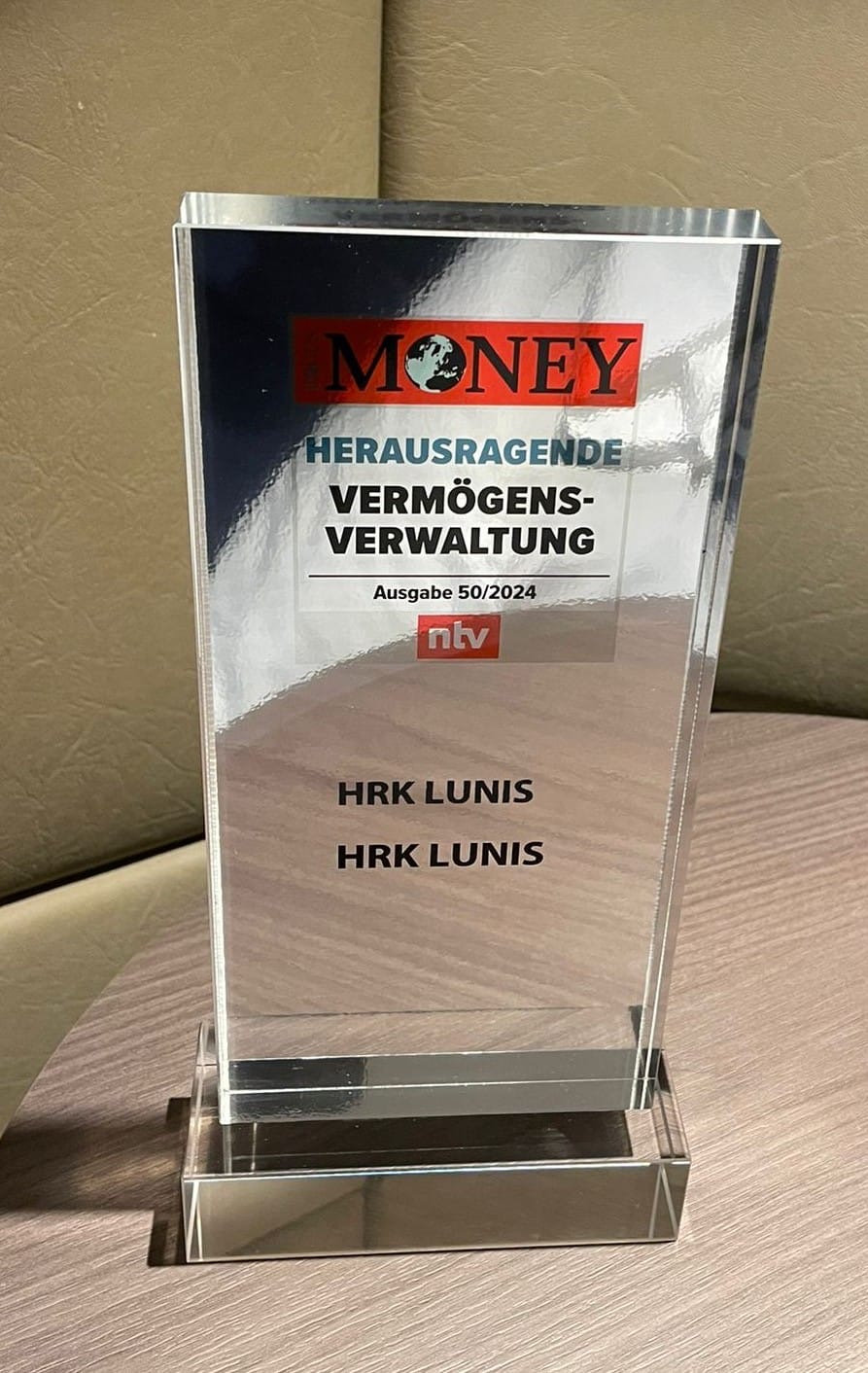 Physische Trophäe der Focus Money-Auszeichnung: Herausragende Vermögensverwaltung Ausgabe 50/2024