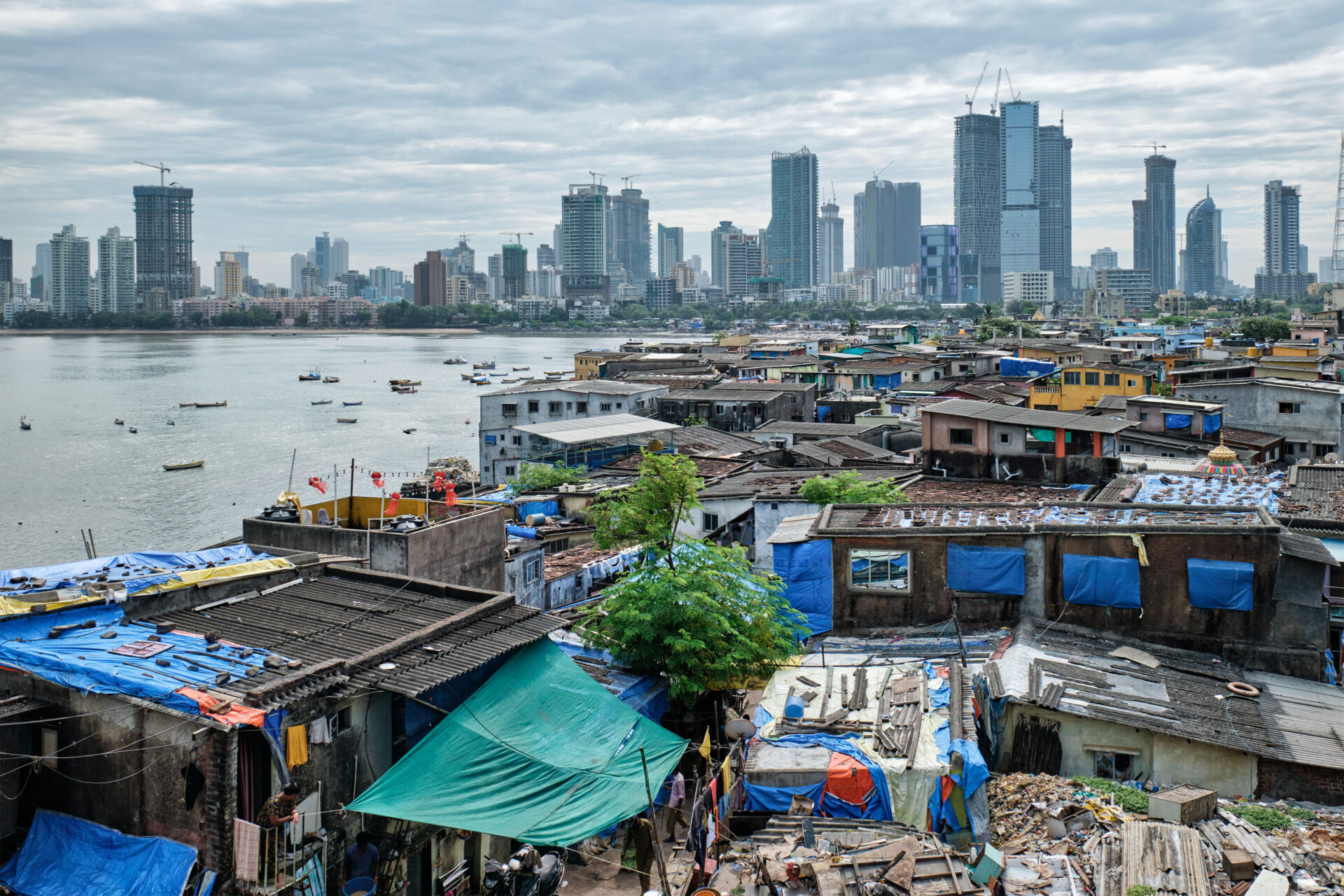 Im Hintergrund eine Skyline und im Vordergrund Slums.