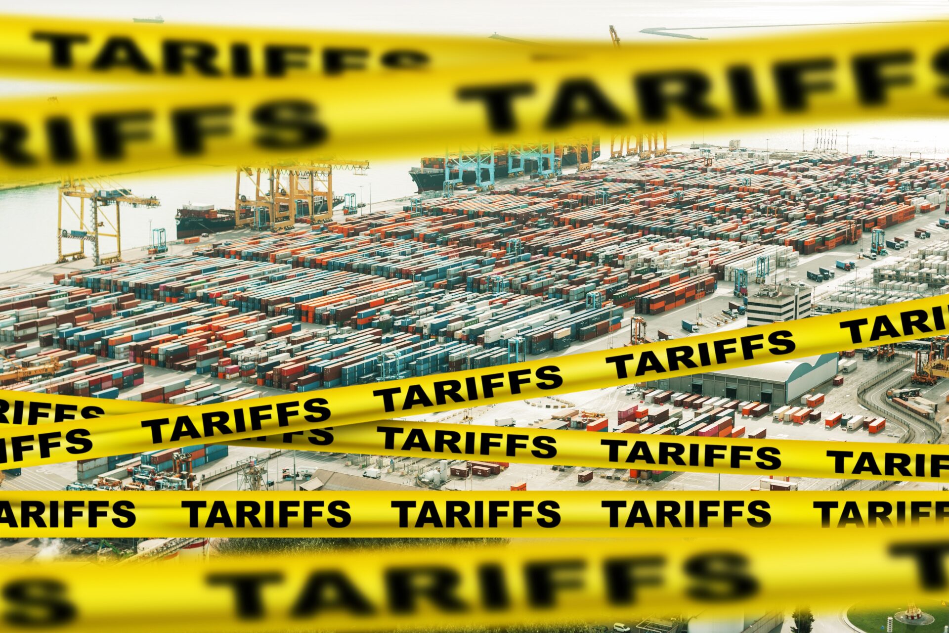 Containerhafen mit Absperrband auf dem "Tariffs" steht