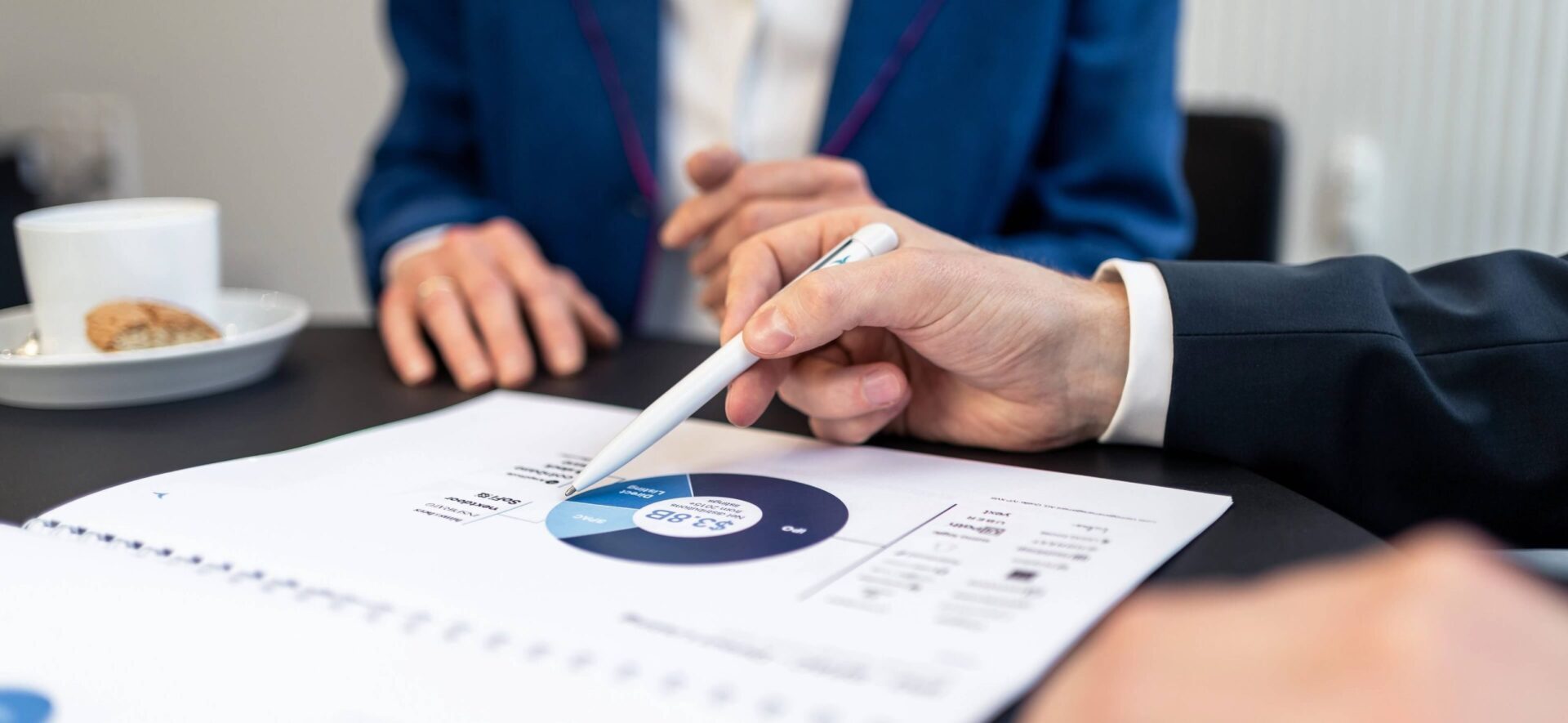 Beratungsgespräch zur Asset Allocation mit Portfolioanalyse und strategischer Vermögensaufteilung